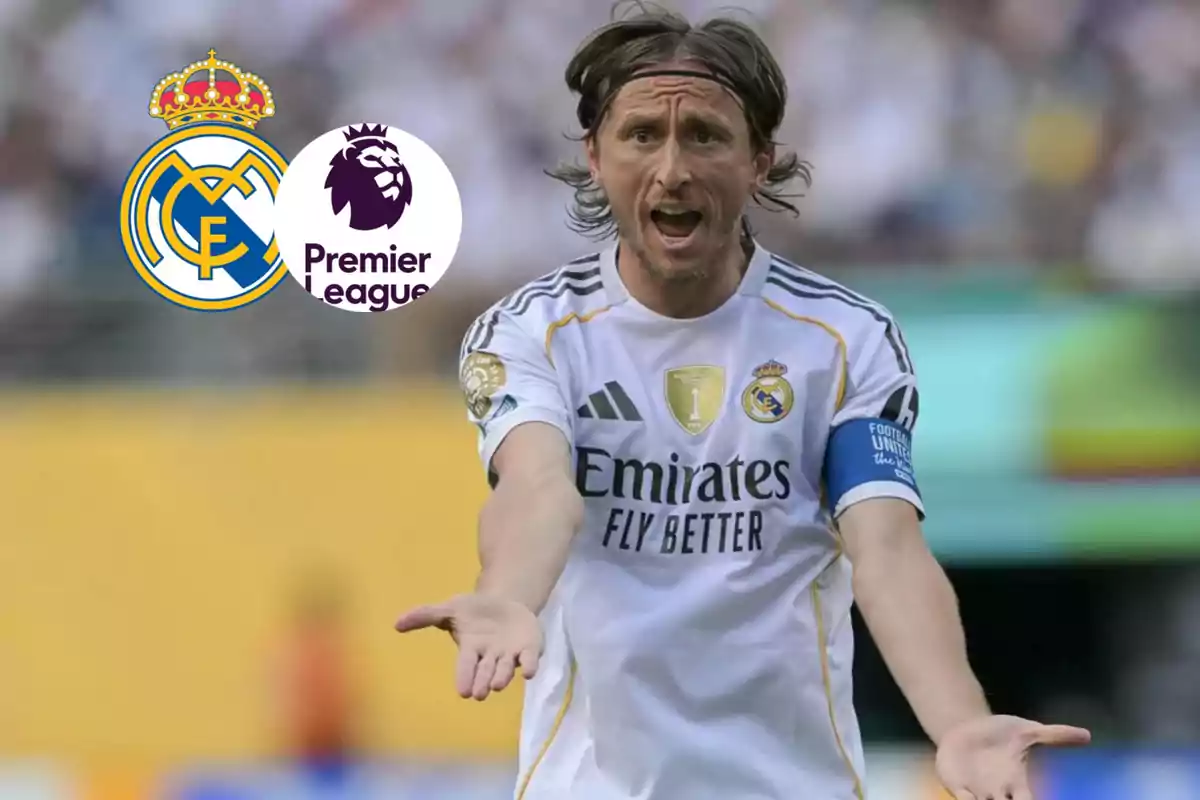 Futbolista del Real Madrid gesticulando en el campo con los logos del Real Madrid y la Premier League al fondo