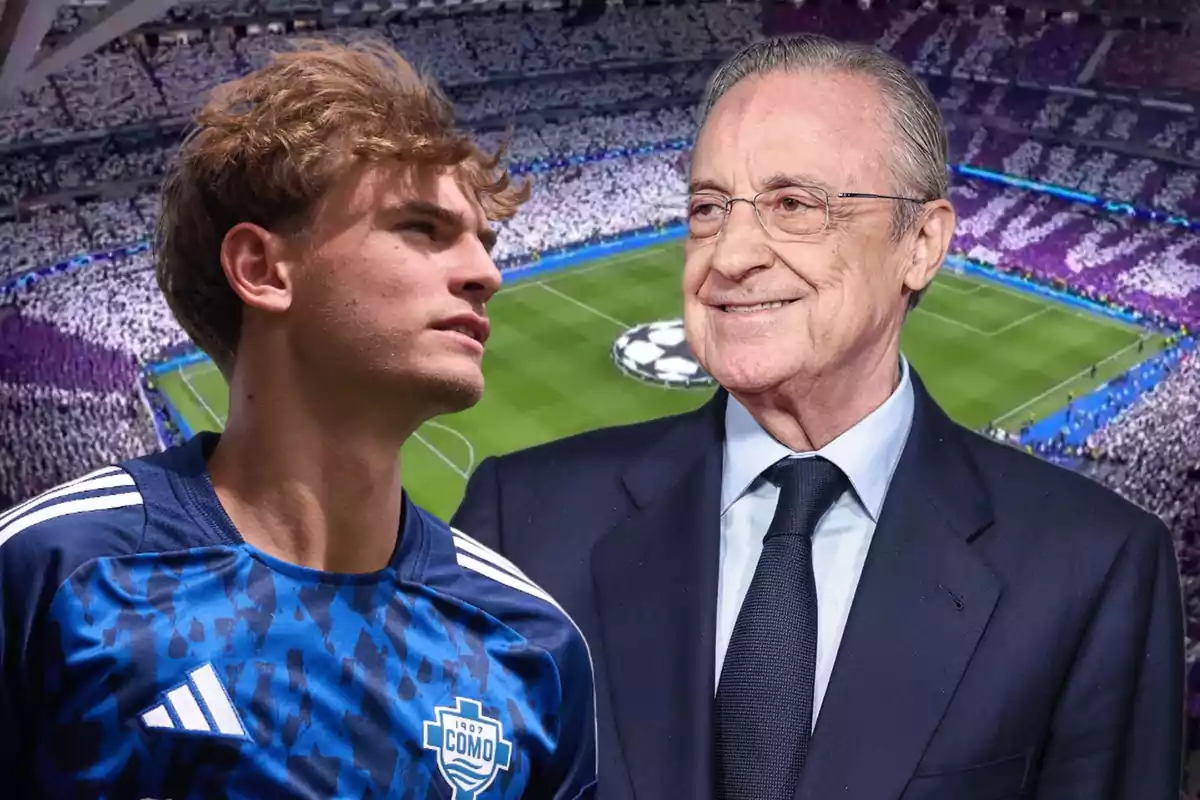 Un joven futbolista con camiseta azul y un hombre mayor de traje sonríen frente a un estadio lleno de aficionados