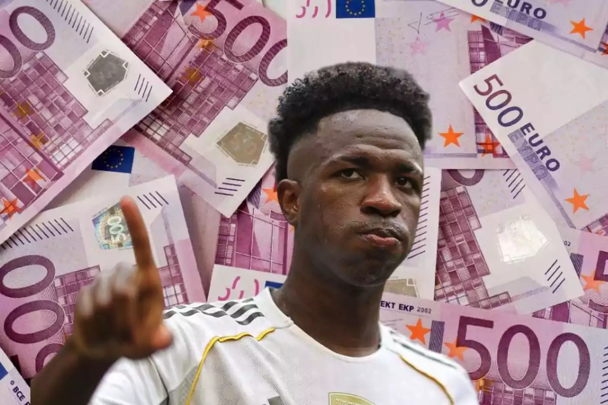 Jugador de fútbol con gesto serio levantando un dedo frente a un fondo de billetes de 500 euros