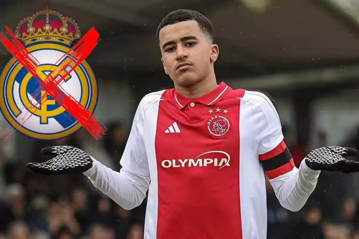 Jugador del Ajax con gesto de indiferencia y el escudo del Real Madrid tachado con una X roja al fondo