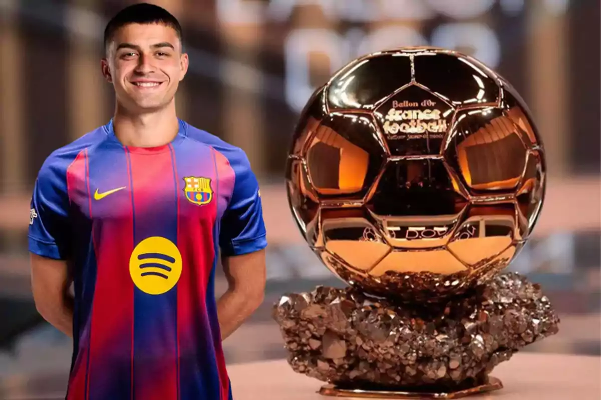 Un futbolista con la camiseta del Barcelona sonríe junto a un trofeo Balón de Oro sobre una base decorativa.