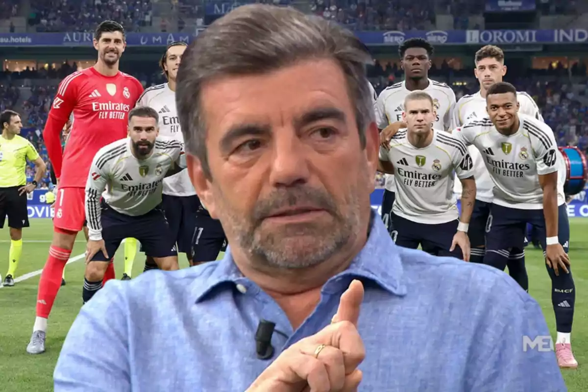 A man in the foreground with a serious expression and, in the background, a group of Real Madrid players posing on the field before a match.