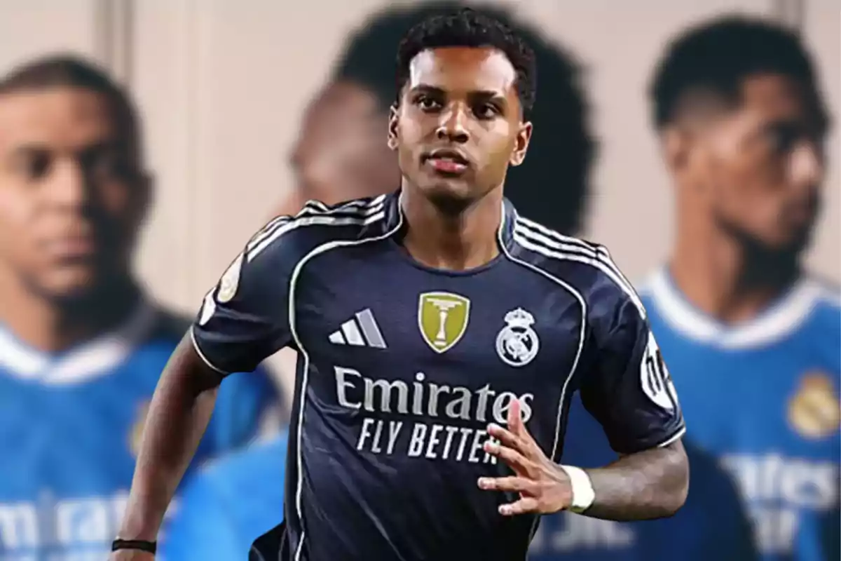 Futbolista del Real Madrid corriendo con uniforme oscuro y fondo desenfocado de otros jugadores