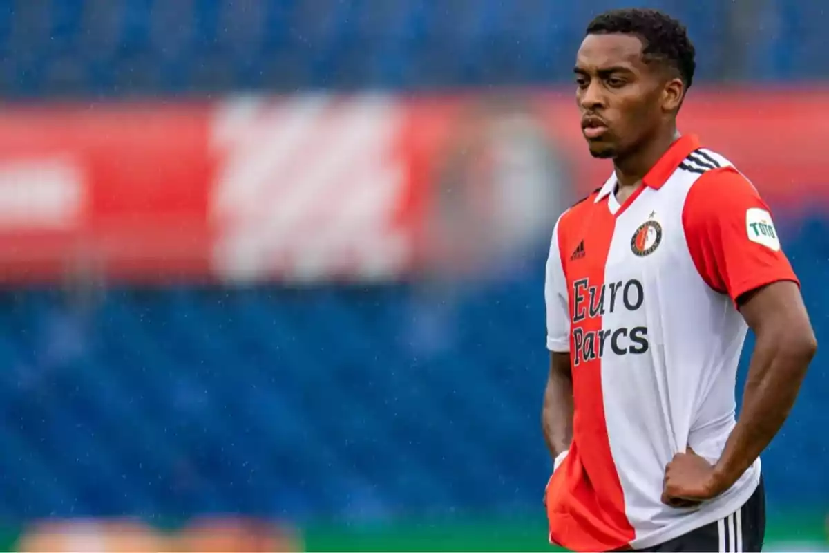 Futbolista con uniforme del Feyenoord en el campo durante un partido Futbolista con uniforme del Feyenoord en el campo durante un partido