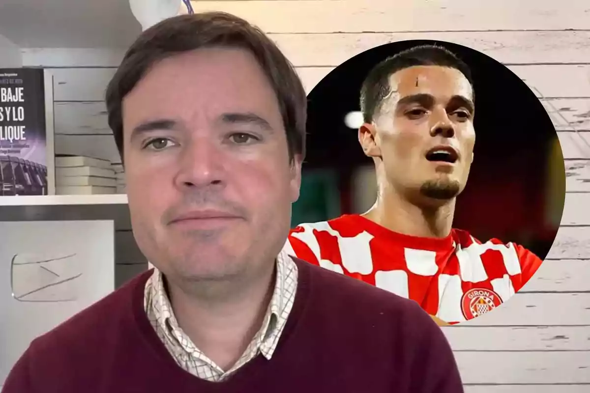 Un hombre de cabello corto y suéter burdeos está frente a una estantería con libros y una placa, mientras al fondo aparece la imagen de un futbolista con camiseta roja y blanca