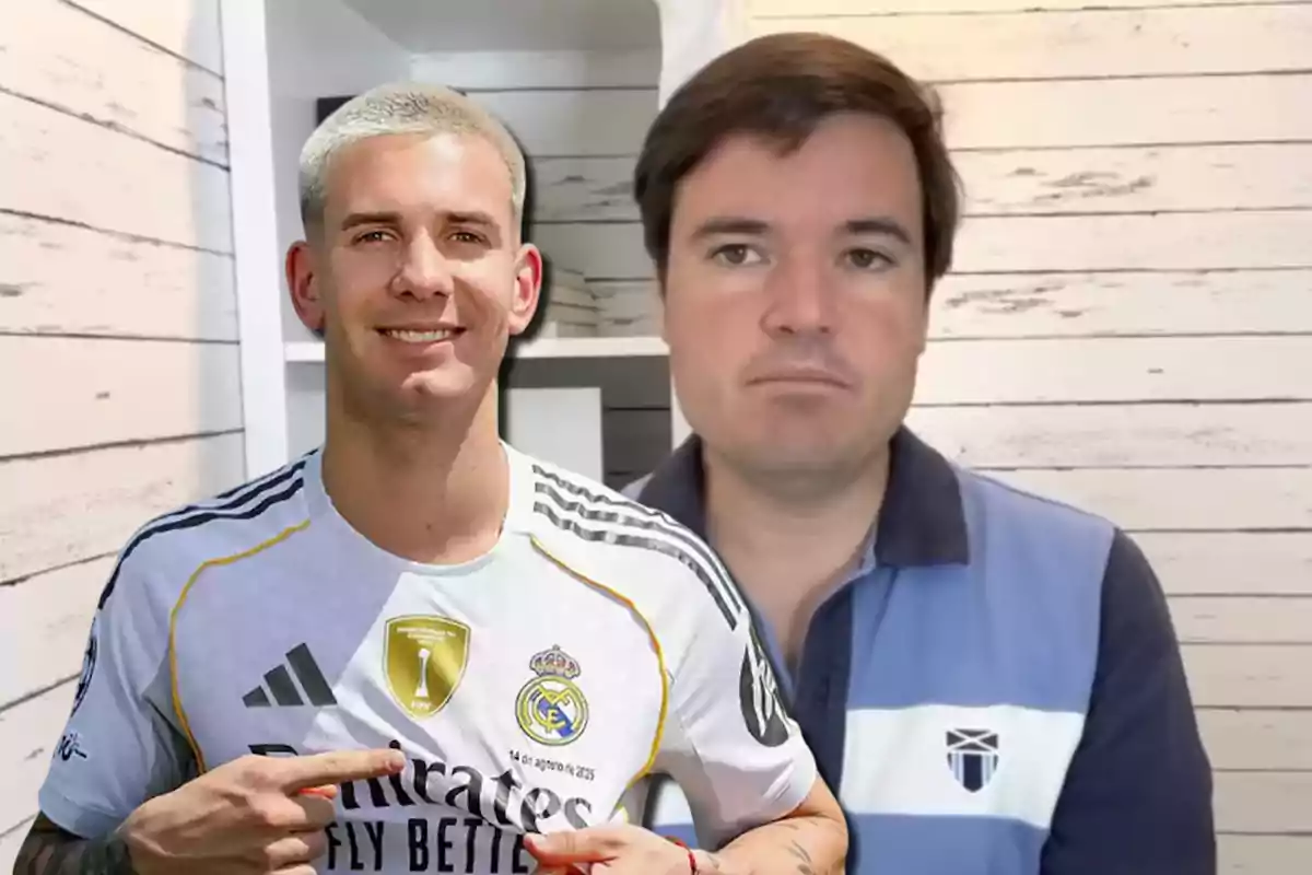 Dos hombres posan frente a una pared de madera clara uno de ellos lleva una camiseta blanca del Real Madrid y sonríe mientras el otro viste una camiseta tipo polo azul y tiene expresión seria