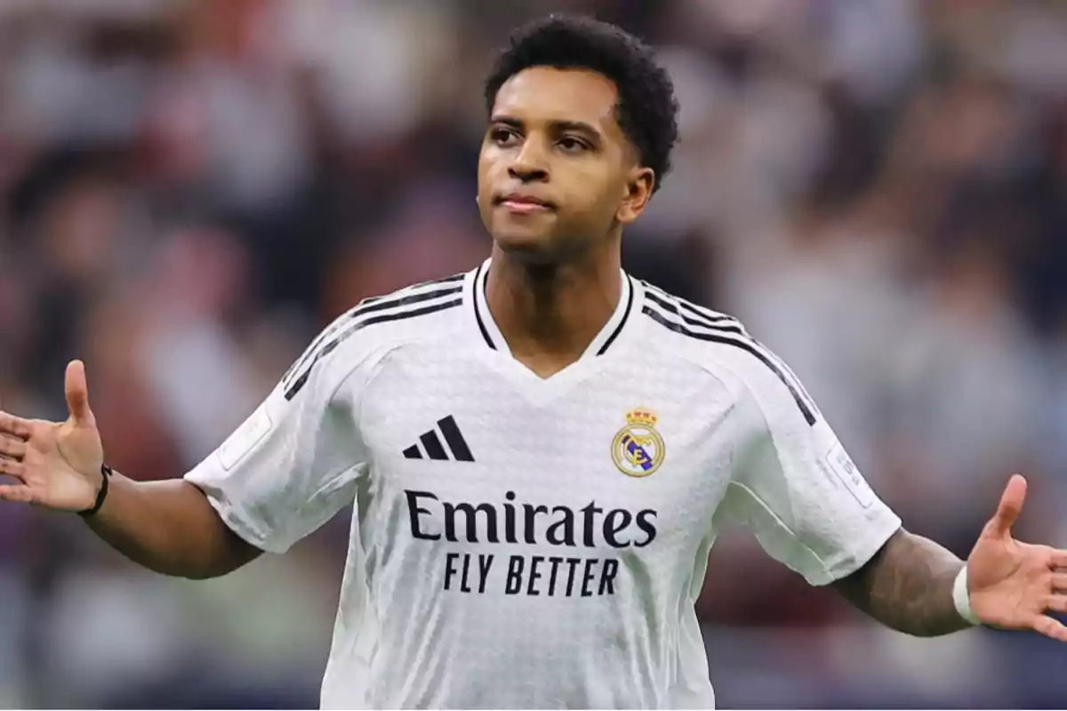 Futbolista del Real Madrid con los brazos extendidos durante un partido Futbolista del Real Madrid con los brazos extendidos durante un partido