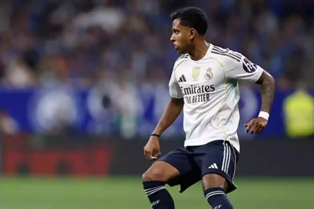 Futbolista del Real Madrid en acción durante un partido Futbolista del Real Madrid en acción durante un partido