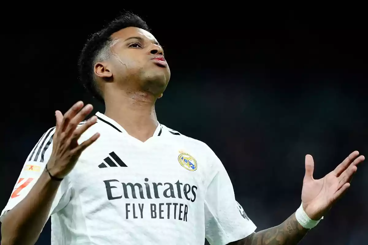 Futbolista del Real Madrid con gesto de frustración durante un partido
