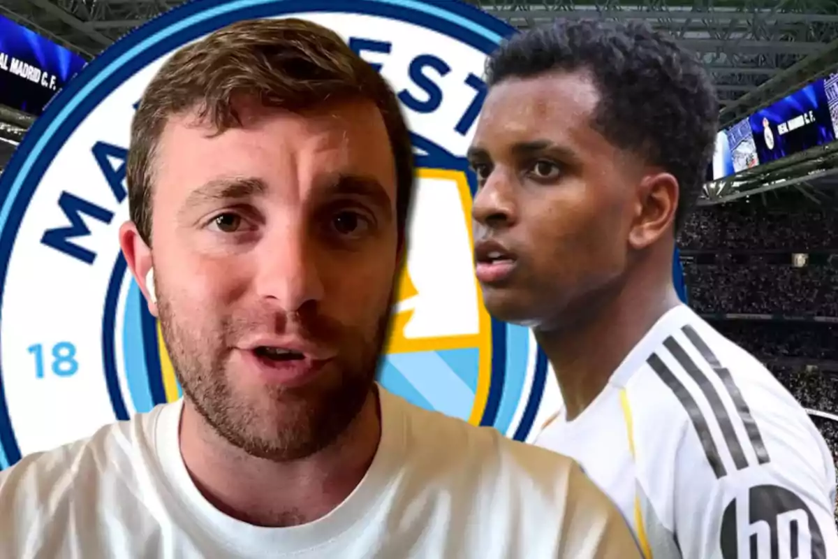 Un hombre con camiseta blanca y auriculares aparece en primer plano mientras al fondo se ve a un futbolista con uniforme blanco y el escudo del Manchester City en un estadio lleno de público