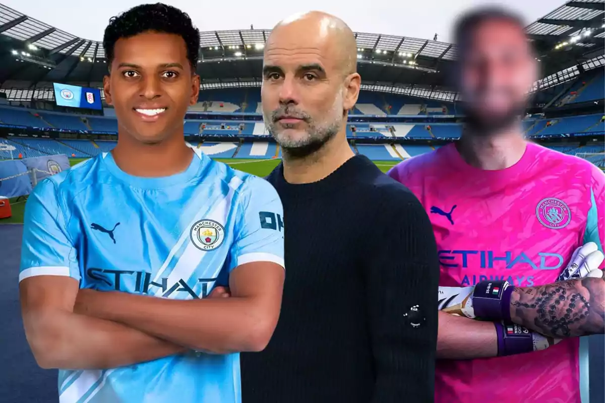 Tres personas posan en un estadio de fútbol, dos de ellas con uniforme del Manchester City y una con el rostro desenfocado