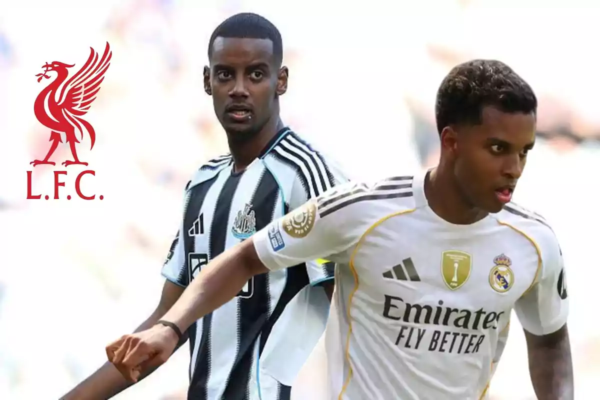 Dos futbolistas con uniformes de Newcastle y Real Madrid junto al logo del Liverpool