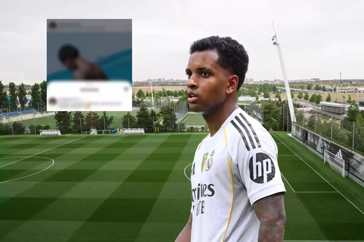 Un futbolista con uniforme blanco está en un campo de entrenamiento de fútbol y al fondo hay una imagen borrosa superpuesta.