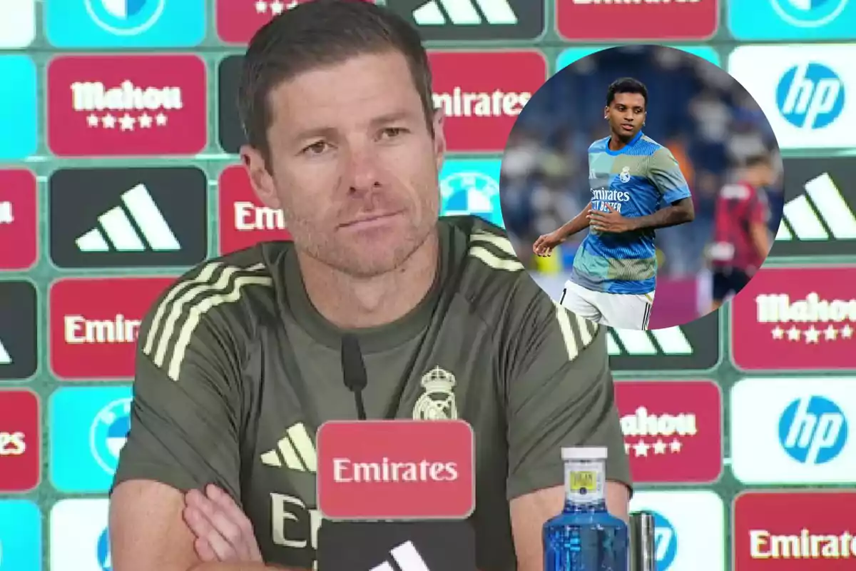 Entrenador del Real Madrid en conferencia de prensa con fondo de patrocinadores y un recuadro mostrando a un jugador del equipo en el campo