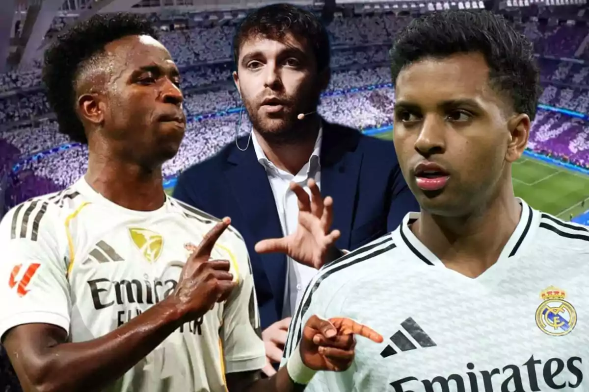 Dos futbolistas del Real Madrid en primer plano con un hombre de traje al fondo en un estadio lleno de aficionados