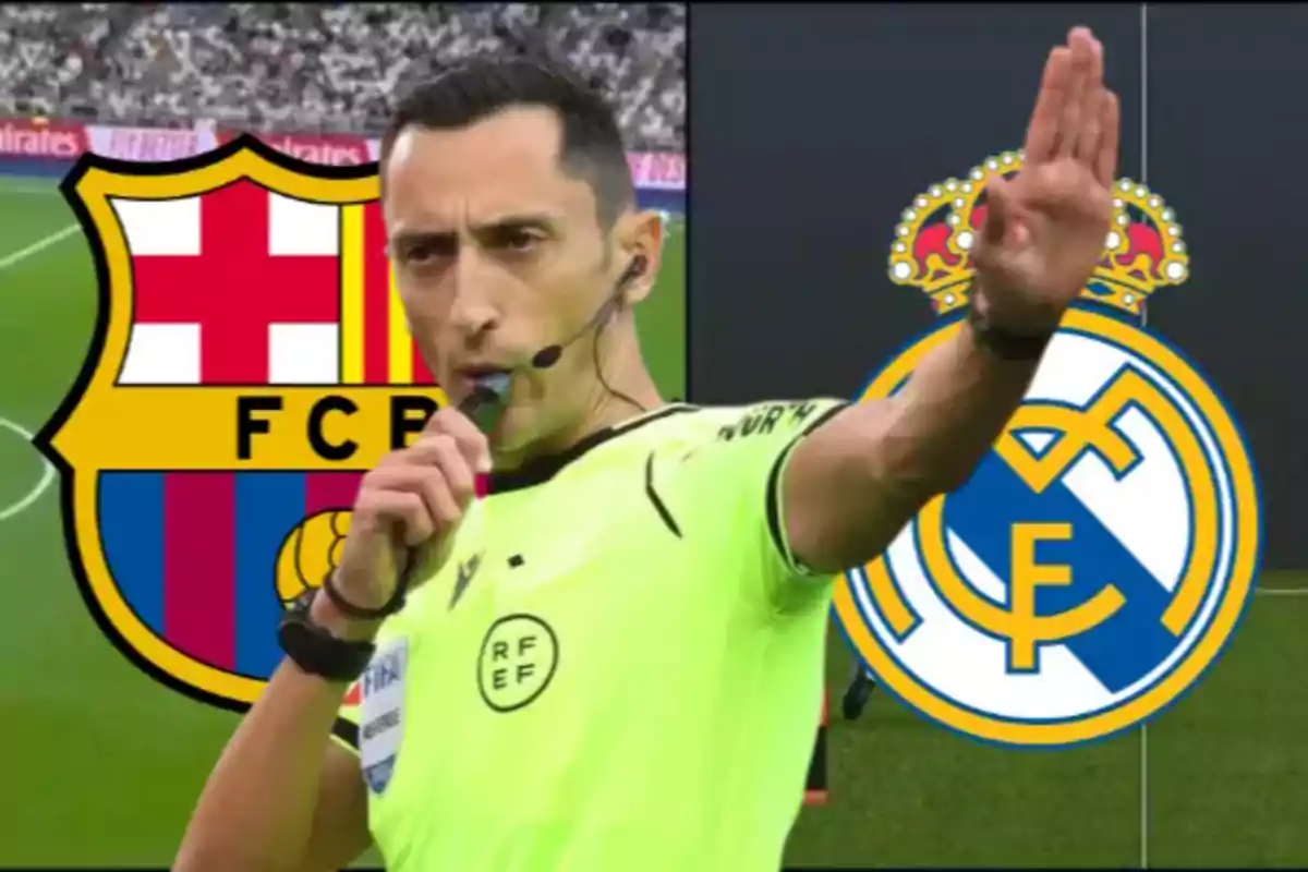 Árbitro de fútbol señalando con la mano y usando un silbato con los escudos del Barcelona y Real Madrid de fondo