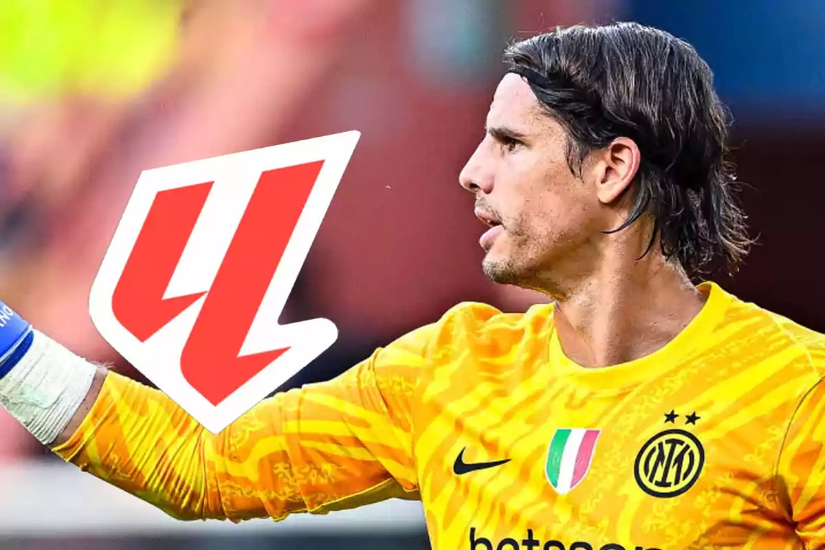 Portero del Inter de Milán con uniforme amarillo y un gráfico de flecha roja apuntando hacia su brazo izquierdo