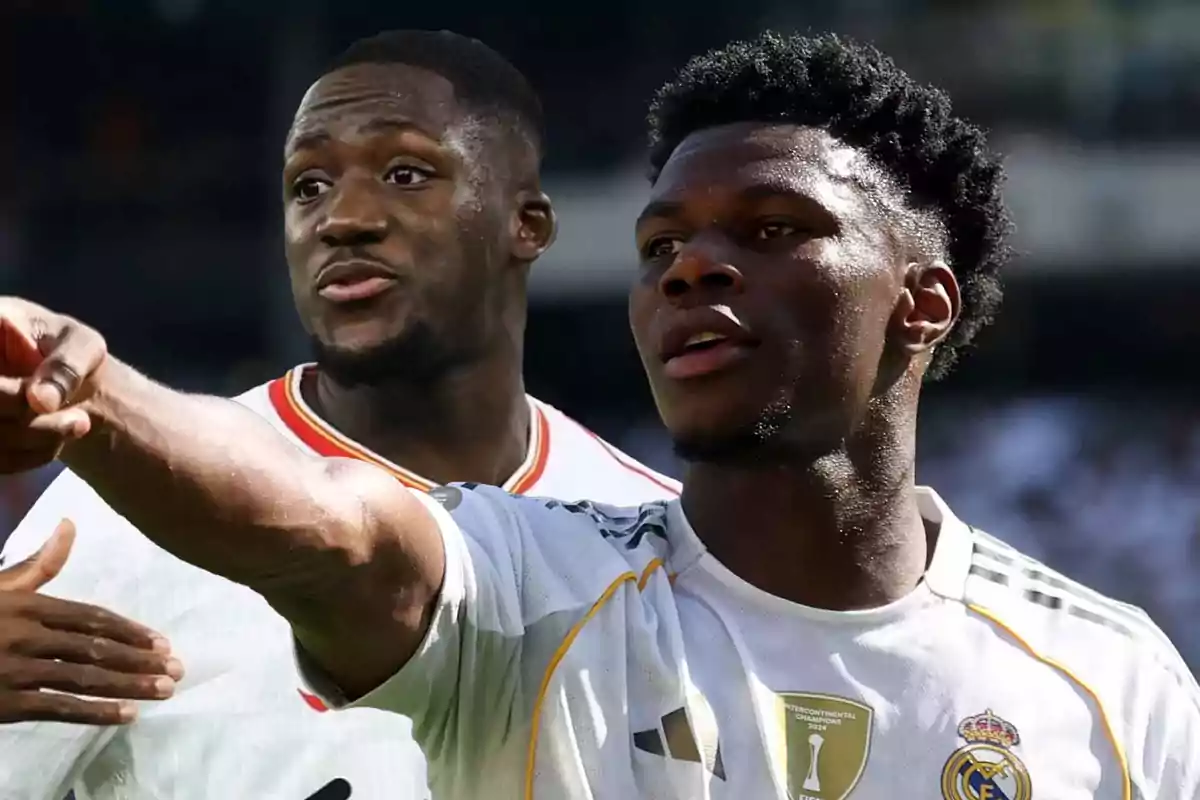 Dos futbolistas en el campo durante un partido uno de ellos con el uniforme del Real Madrid señalando hacia el frente