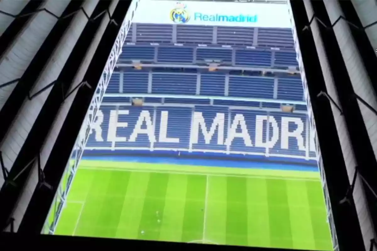 Vista del interior del estadio Santiago Bernabéu con gradas azules y el nombre Real Madrid visible