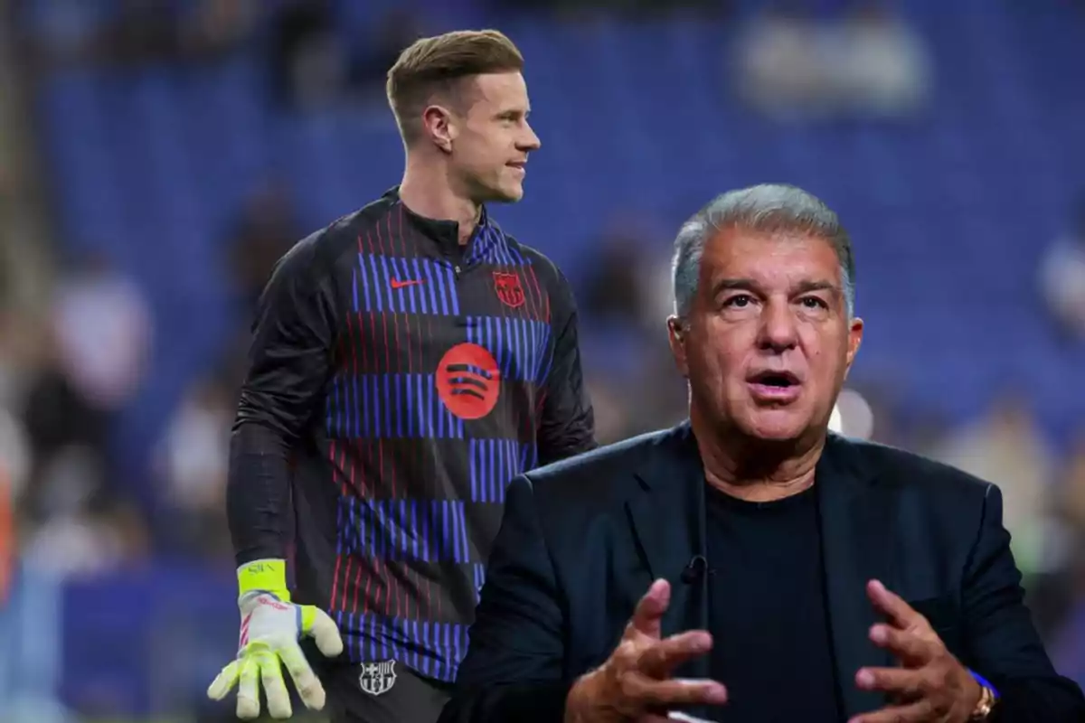 Un portero del FC Barcelona con uniforme de entrenamiento y guantes aparece al fondo mientras un hombre de cabello canoso y traje oscuro está en primer plano gesticulando con las manos