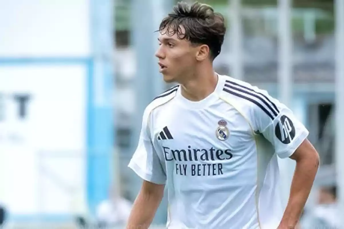 Joven futbolista con camiseta blanca del Real Madrid durante un partido Joven futbolista con camiseta blanca del Real Madrid durante un partido