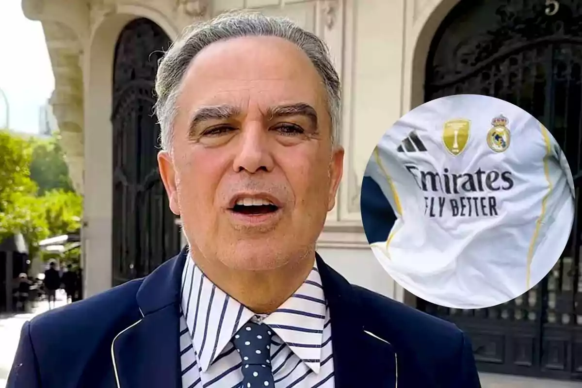 Hombre de cabello canoso con traje azul y camisa de rayas posando frente a un edificio elegante con un recuadro que muestra una camiseta del Real Madrid
