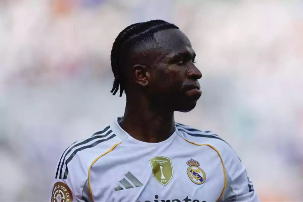 Futbolista con camiseta blanca del Real Madrid mirando hacia la derecha en un estadio Futbolista con camiseta blanca del Real Madrid mirando hacia la derecha en un estadio