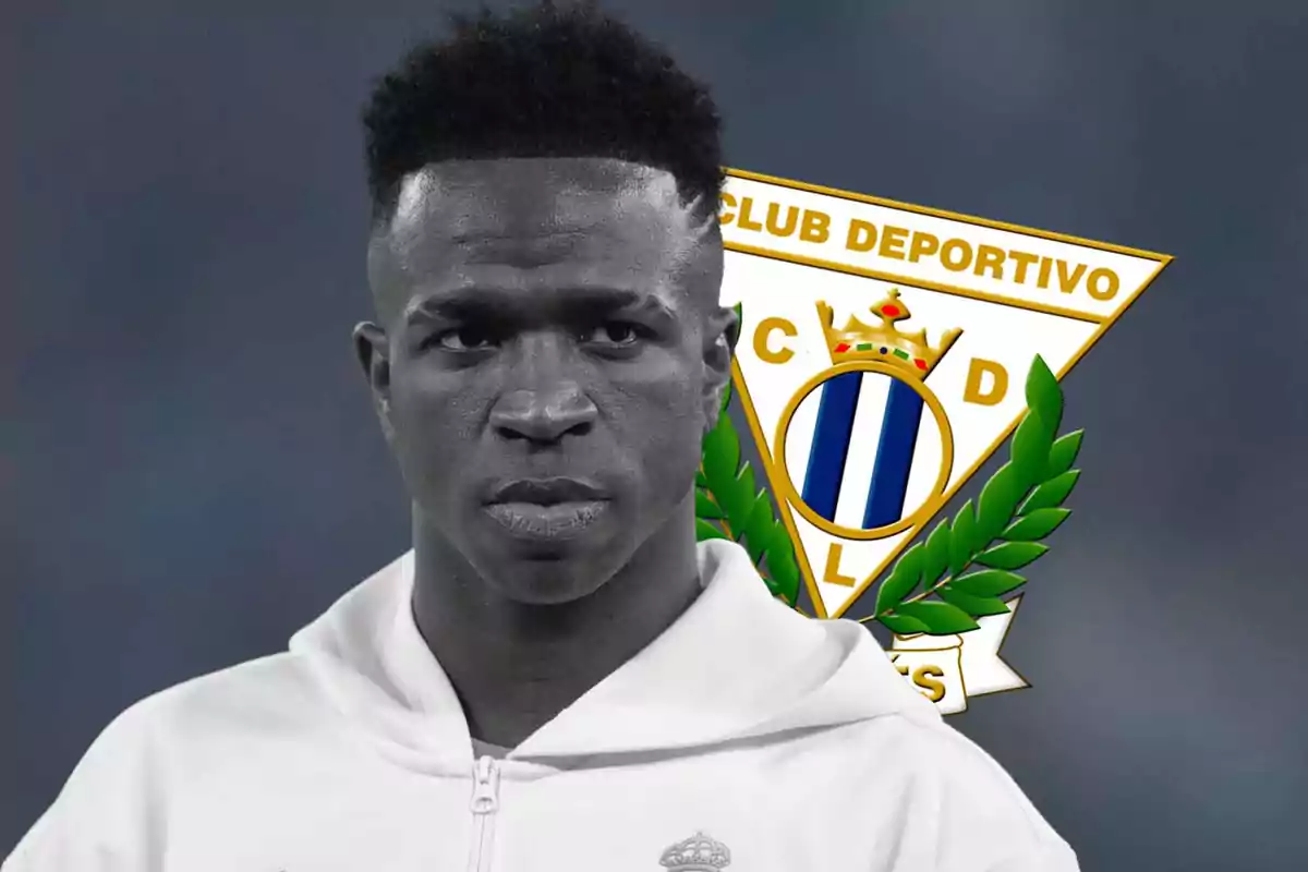 Jugador de fútbol con expresión seria frente al escudo del Club Deportivo Leganés