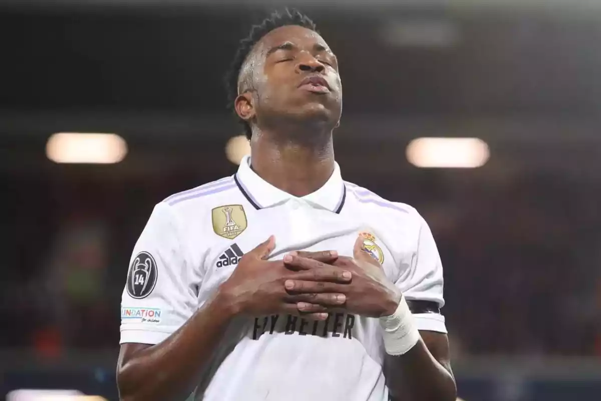 Futbolista del Real Madrid con los ojos cerrados y las manos sobre el pecho mostrando una expresión de emoción en el campo de juego Futbolista del Real Madrid con los ojos cerrados y las manos sobre el pecho mostrando una expresión de emoción en el campo de juego