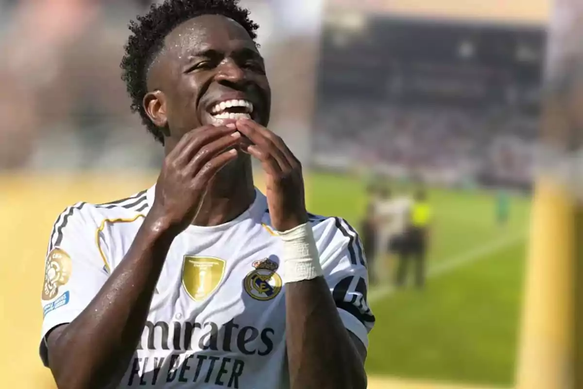 Futbolista del Real Madrid sonríe en el campo durante un partido