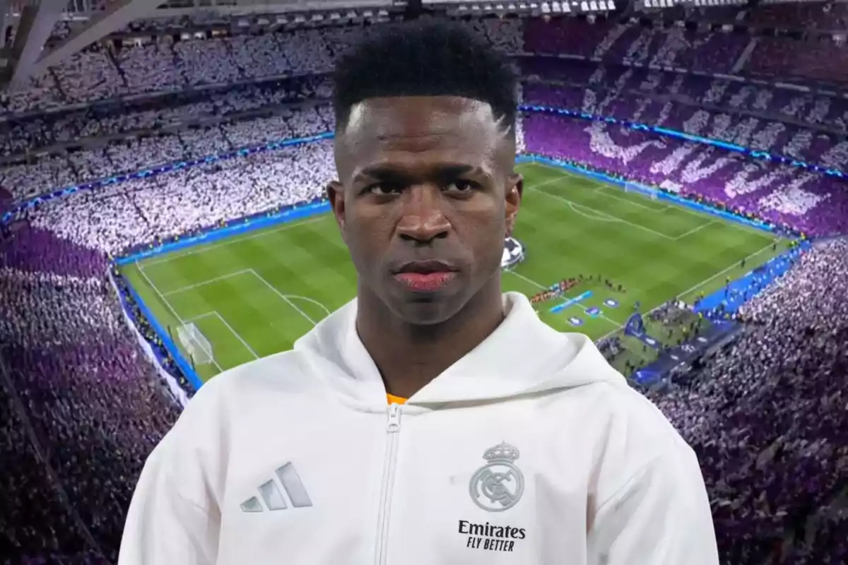 Jugador del Real Madrid con chaqueta blanca posando frente a un estadio lleno de aficionados