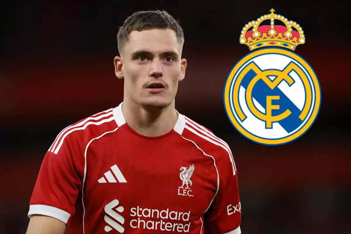 Futbolista del Liverpool con el escudo del Real Madrid al fondo