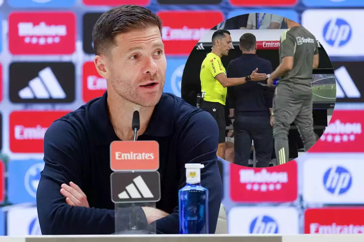 Entrenador de fútbol hablando en una rueda de prensa con un micrófono frente a él y una imagen superpuesta donde un árbitro conversa con él en la zona técnica del estadio