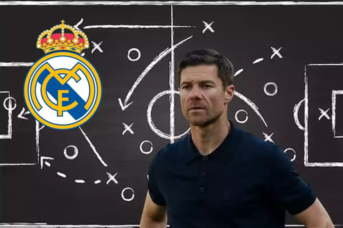 Hombre con camiseta oscura frente a un pizarrón de táctica de fútbol y el escudo del Real Madrid