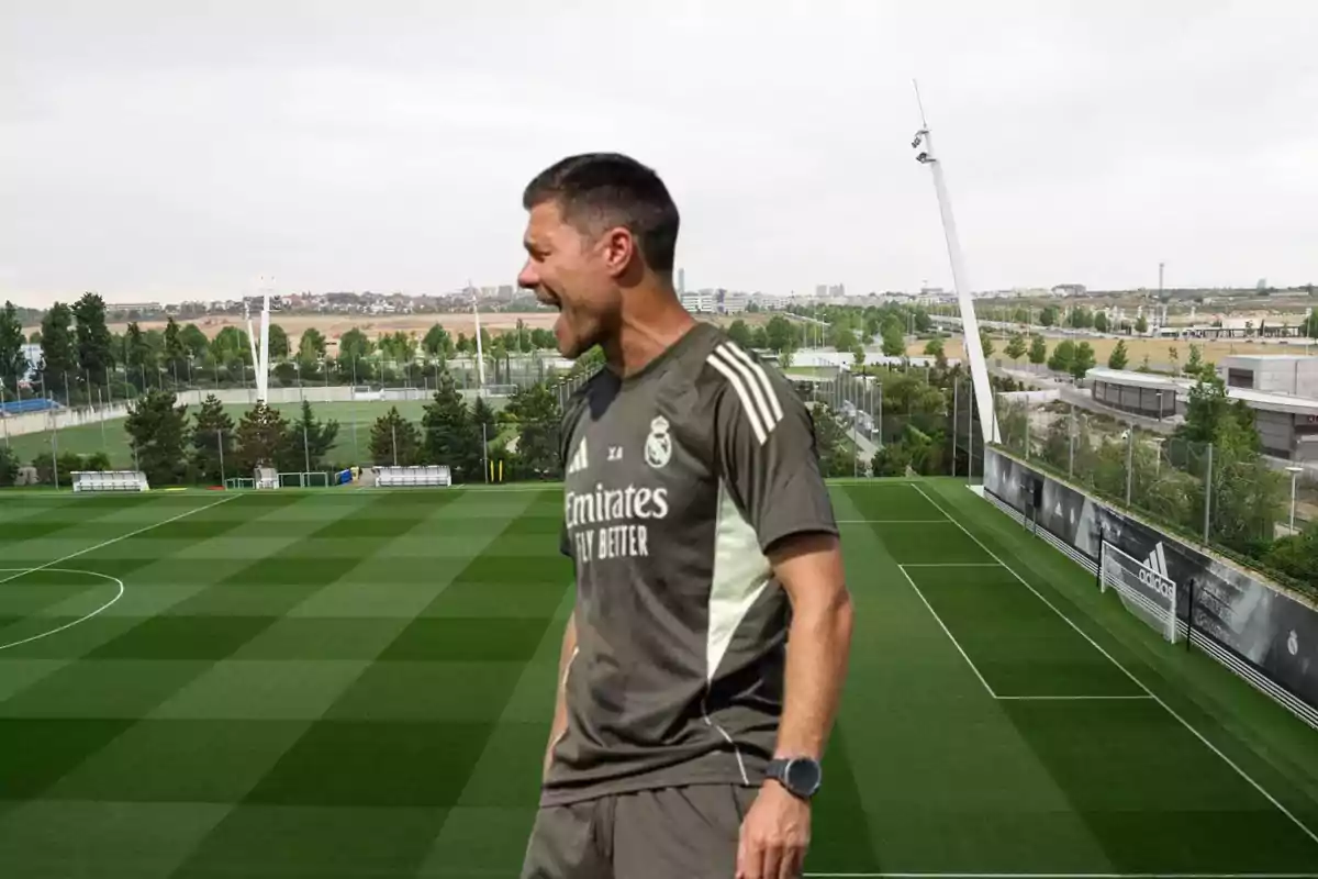 Entrenador con uniforme del Real Madrid en un campo de entrenamiento de fútbol