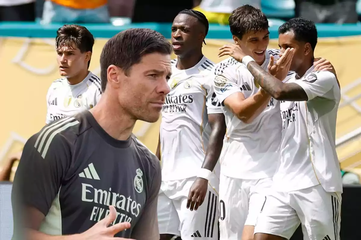 Entrenador del Real Madrid en primer plano con jugadores del equipo celebrando al fondo durante un partido de fútbol