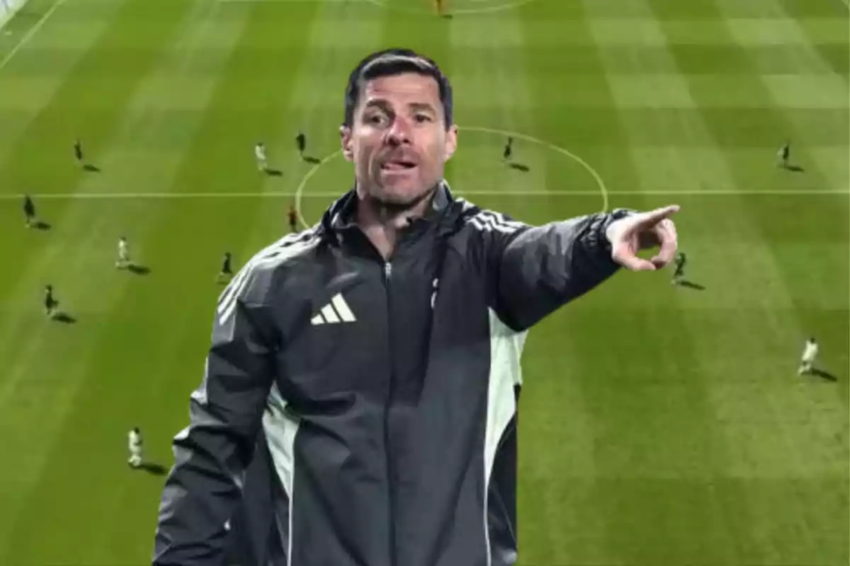 Entrenador de fútbol dando indicaciones en la cancha durante un partido