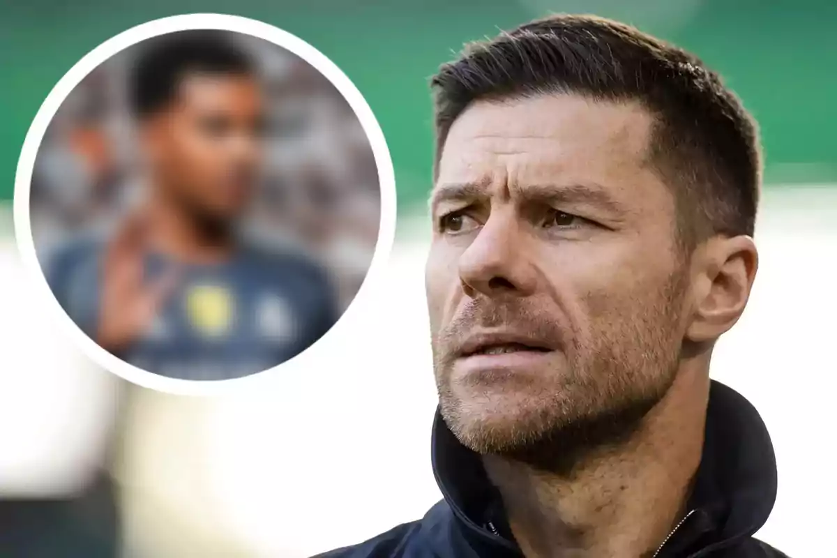 Hombre de cabello corto y barba mirando hacia un lado con una imagen borrosa de otra persona en el fondo dentro de un círculo blanco