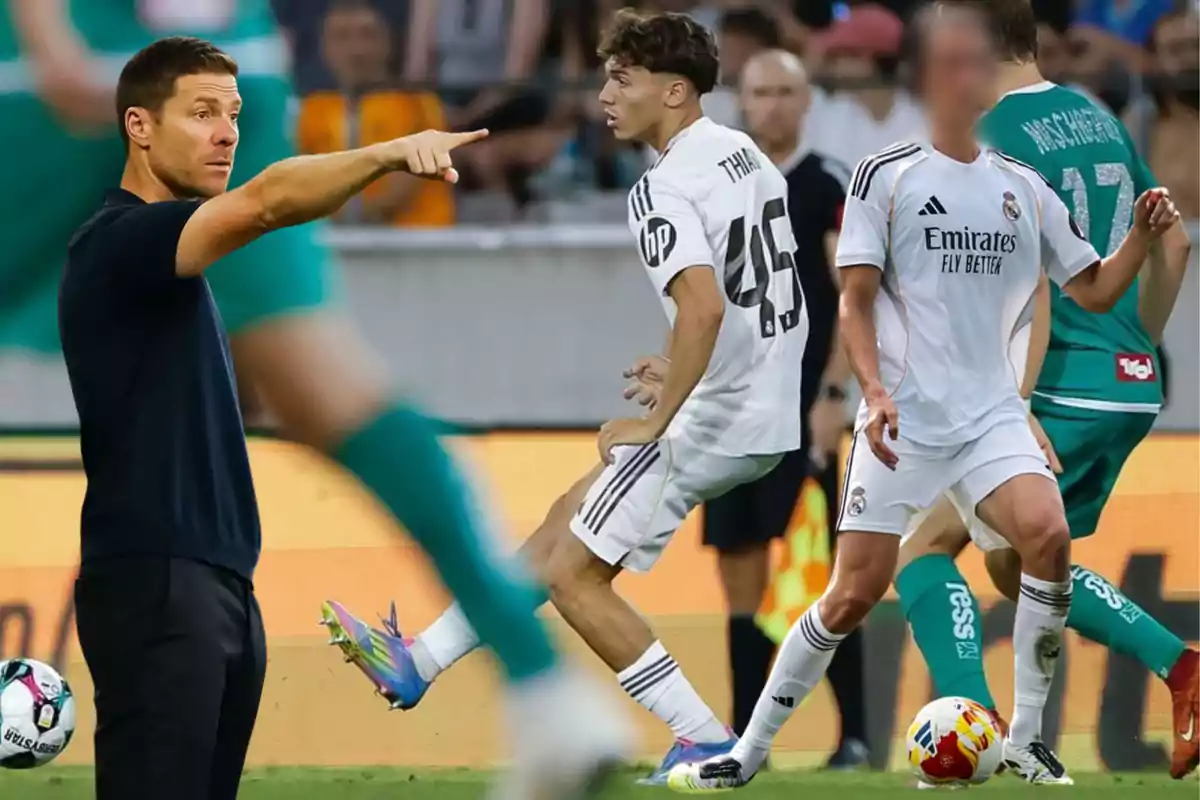 Entrenador dando indicaciones mientras jugadores de fútbol disputan el balón en un partido