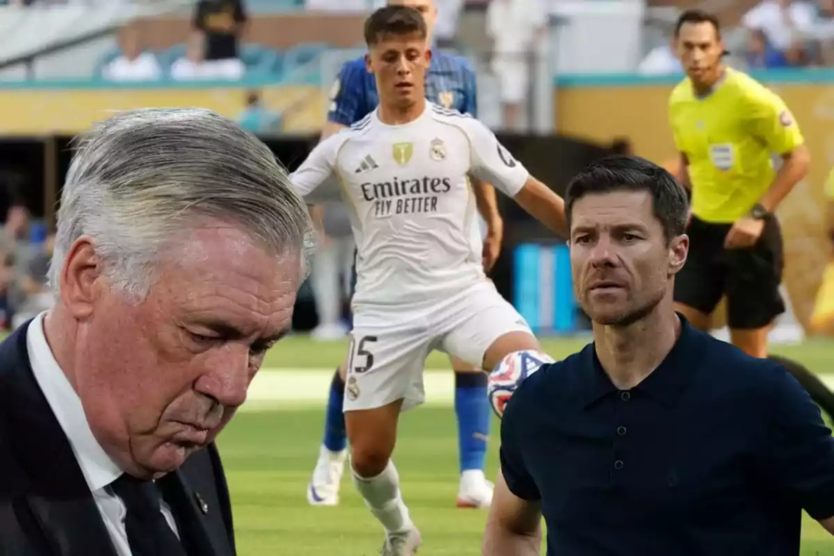 Tres personas relacionadas con el fútbol aparecen en un campo durante un partido, una de ellas viste el uniforme blanco del Real Madrid, mientras las otras dos parecen ser entrenadores observando la acción.