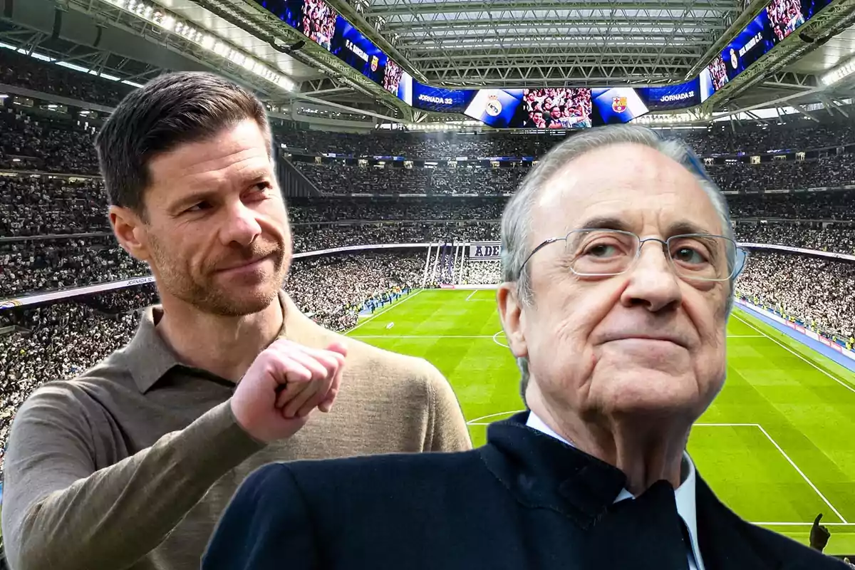 Dos hombres en primer plano dentro de un estadio de fútbol lleno de aficionados