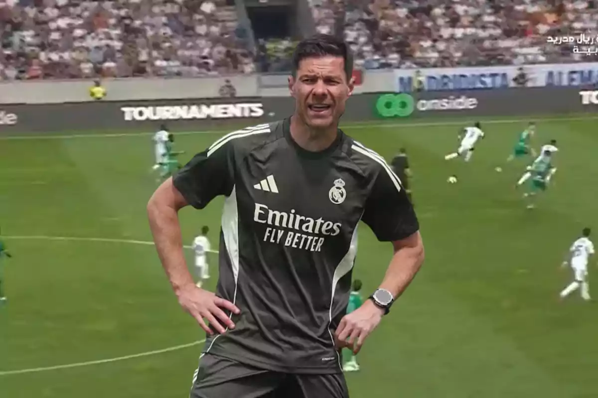 Entrenador del Real Madrid con uniforme negro en un estadio durante un partido de fútbol