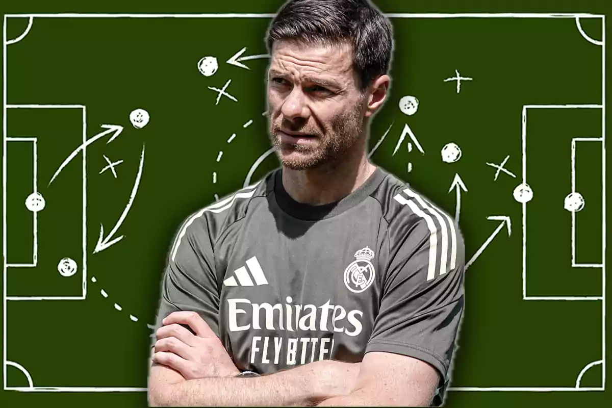 Entrenador de fútbol del Real Madrid con fondo de pizarra táctica y jugadas dibujadas