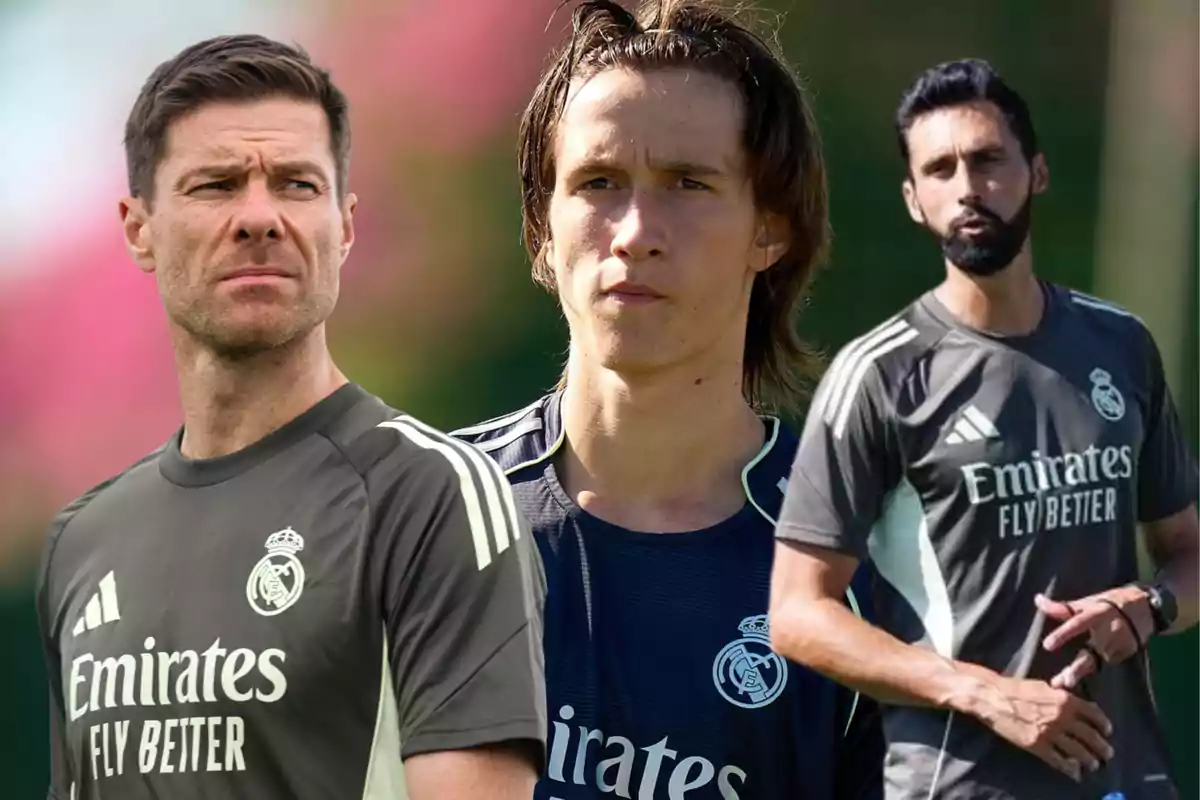 Tres hombres con uniforme de entrenamiento del Real Madrid posan al aire libre con expresión seria