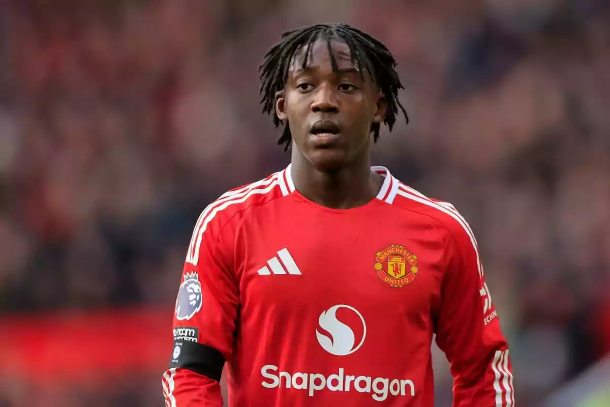 Jugador del Manchester United con uniforme rojo durante un partido de fútbol Jugador del Manchester United con uniforme rojo durante un partido de fútbol
