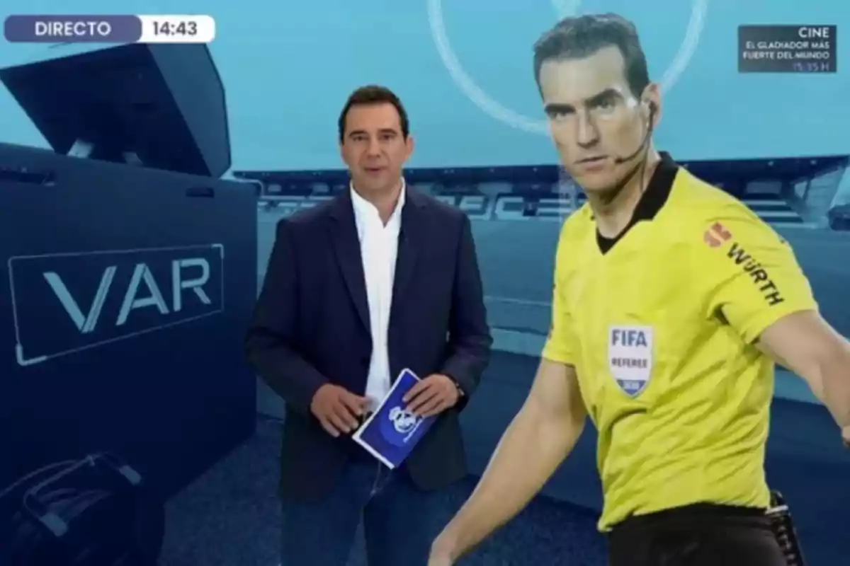 Un presentador de televisión está de pie junto a la imagen de un árbitro de fútbol con uniforme amarillo y un fondo que muestra el logo de VAR Un presentador de televisión está de pie junto a la imagen de un árbitro de fútbol con uniforme amarillo y un fondo que muestra el logo de VAR