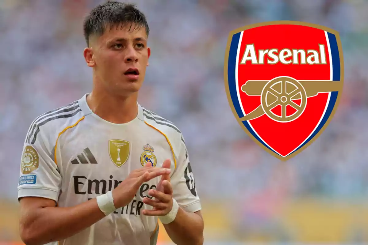 Un futbolista del Real Madrid con el escudo del Arsenal al fondo