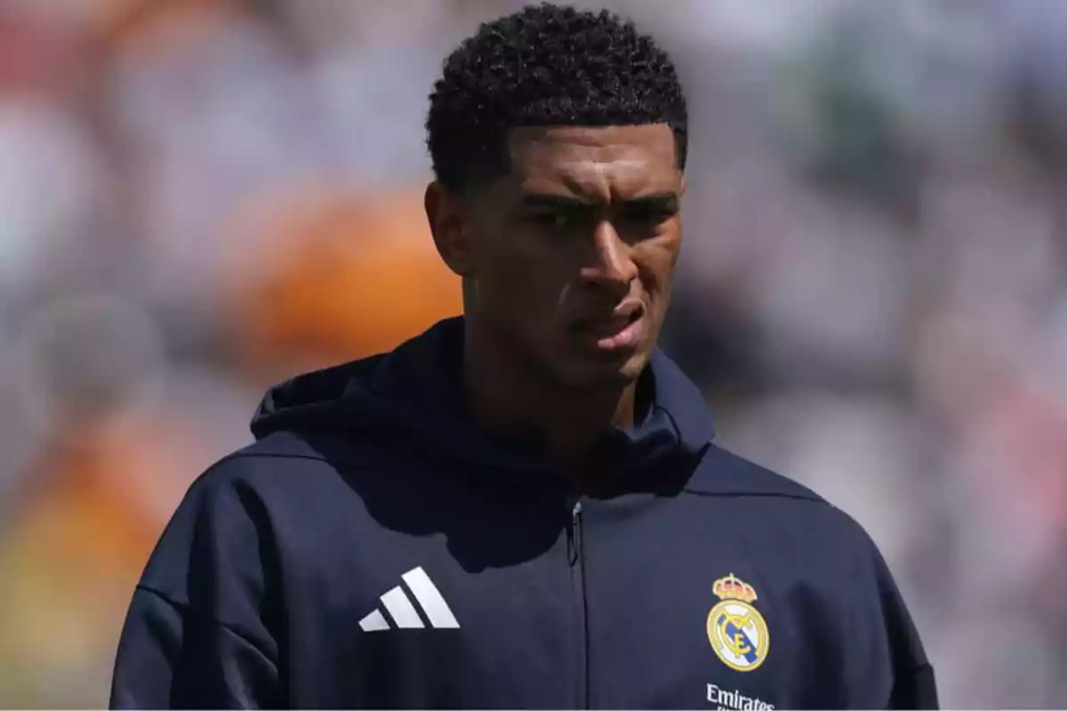 Jugador del Real Madrid con sudadera azul marino en un estadio durante el día Jugador del Real Madrid con sudadera azul marino en un estadio durante el día