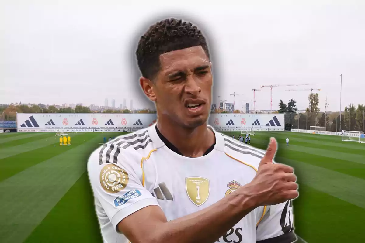 Futbolista con gesto de dolor levantando el pulgar en un campo de entrenamiento del Real Madrid
