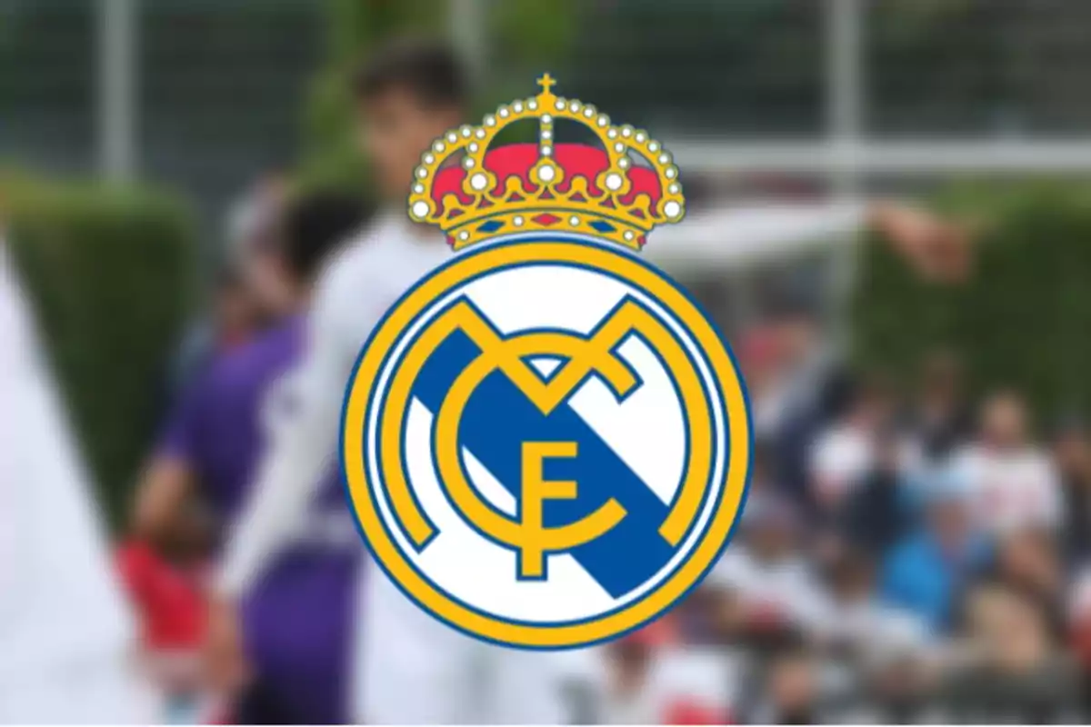 Escudo del Real Madrid sobre un fondo desenfocado de personas y vegetación